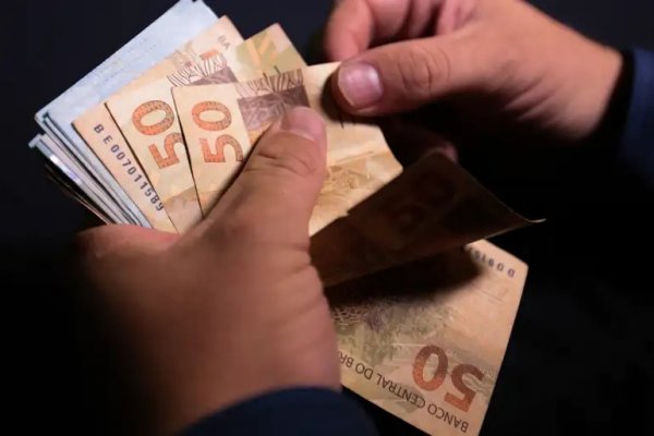 [Lula oficializa salário mínimo de R$ 1.621 a partir de 2026]