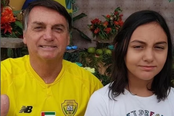 [ Laura Bolsonaro já visitou o pai no hospital; ida dos filhos de Bolsonaro ao hospital foi autorizada por Alexandre de Moraes]