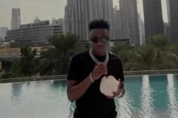 [Saiba tudo sobre a luxuosa cobertura de Vini Jr. em Dubai! ]