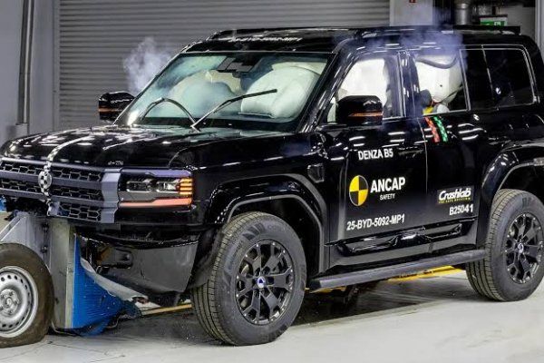 [Denza B8 com motor híbrido recebe cinco estrelas em teste de colisão ]